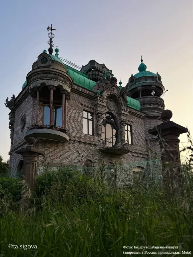 🏰 Дом с кариатидами на Валдае — сказочный замок, который строят уже больше 10 лет