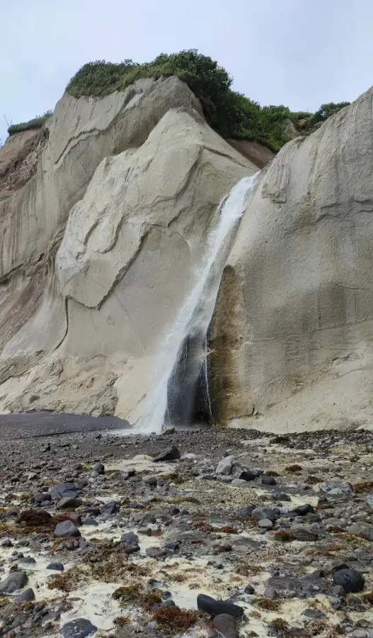 🌊 Головнинский клиф — место, где водопад падает прямо в океан