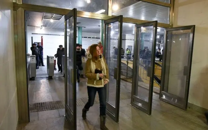 Зачем в метро устанавливают необычные двери на входе?